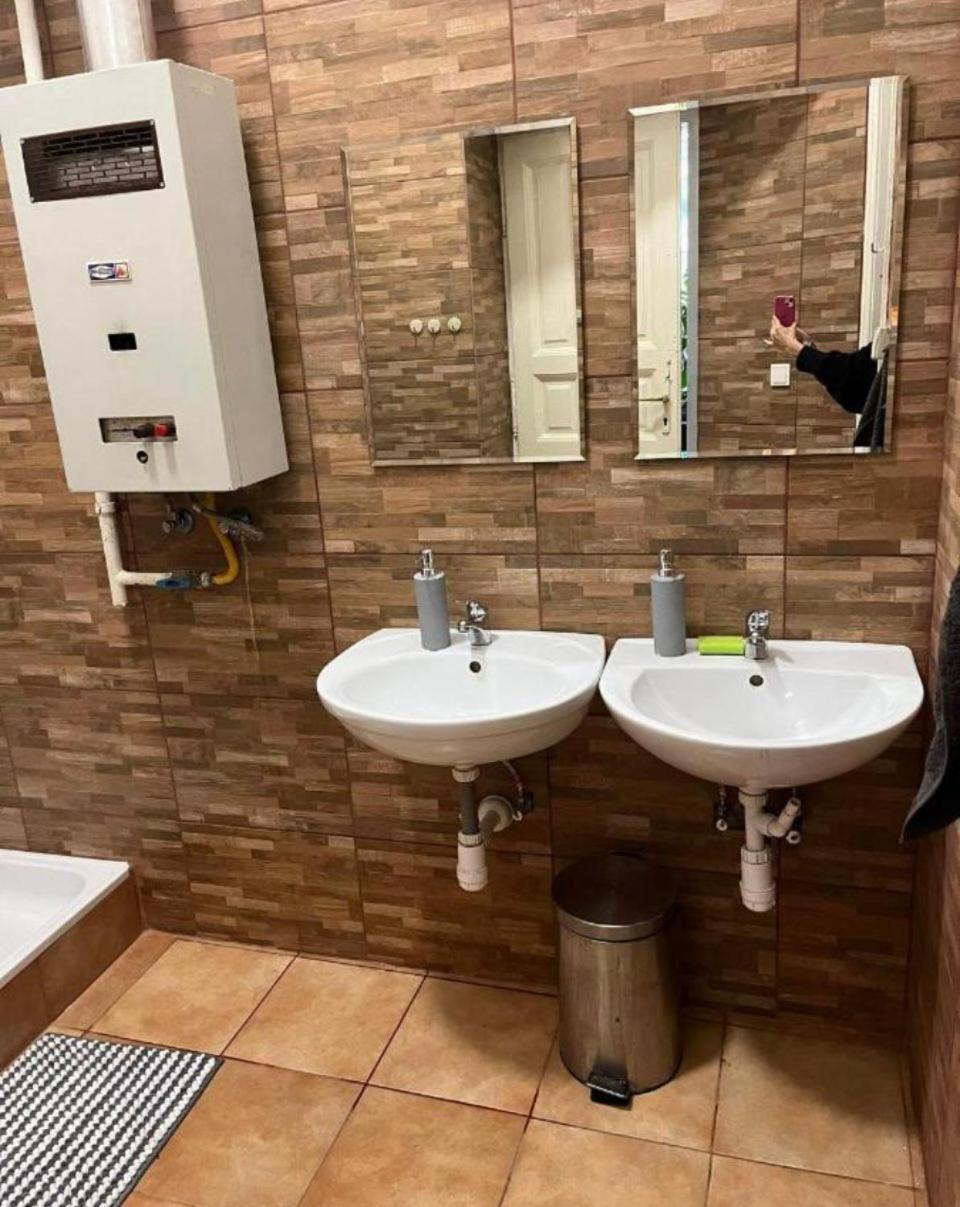 Ejjeli Majom Hostel Budapeşte Dış mekan fotoğraf